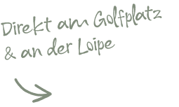 Handgeschriebener deutscher Text: Direkt am Golfplatz & an der Loipe mit einem Pfeil nach rechts.